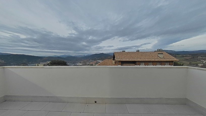 Casa en venta en Casa en Estella/lizarra, Navarra, 293.000 €, 5 habitaciones, 3 baños, 196 m2